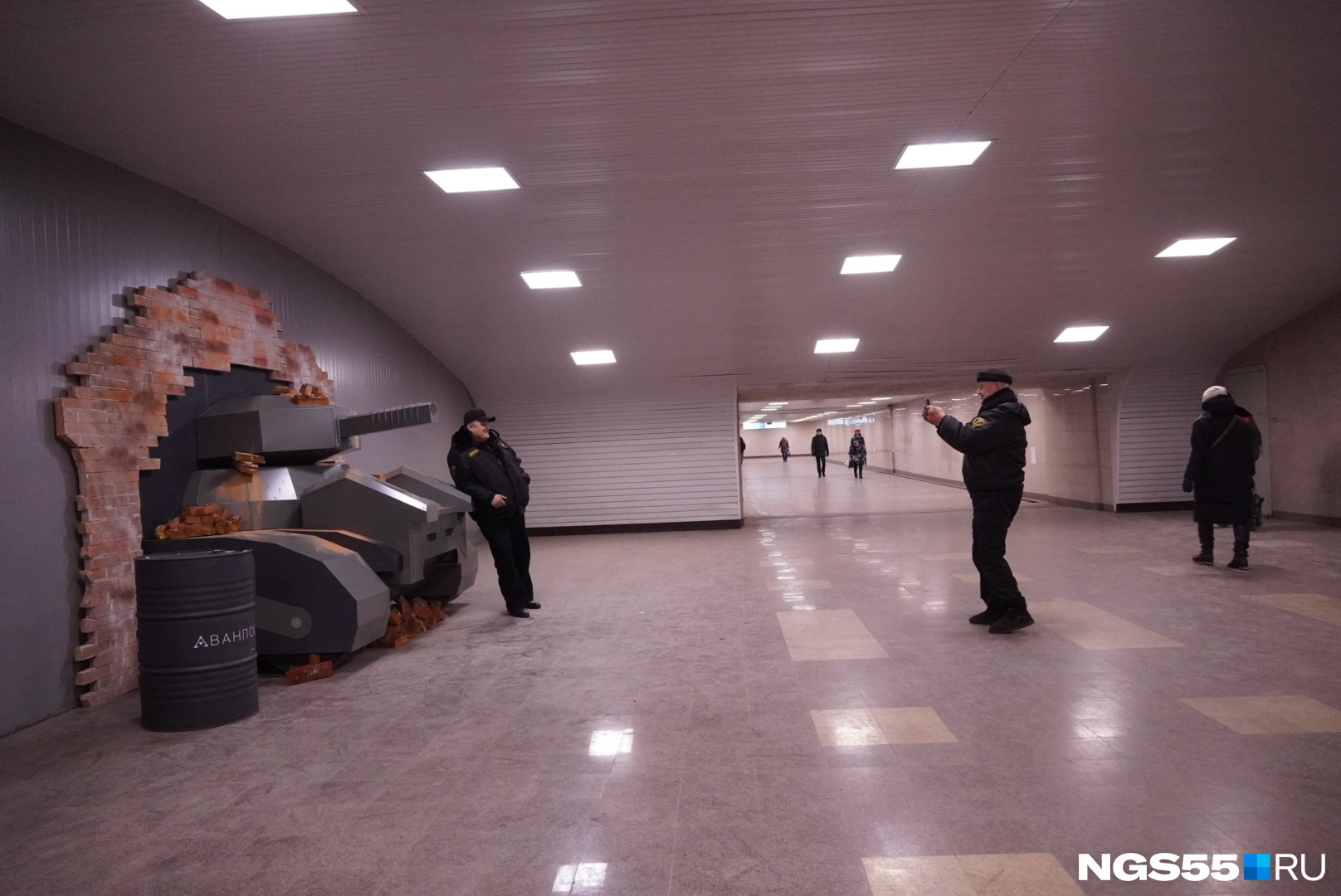Охранникам омского метрополитена инсталляция, похоже, понравилась