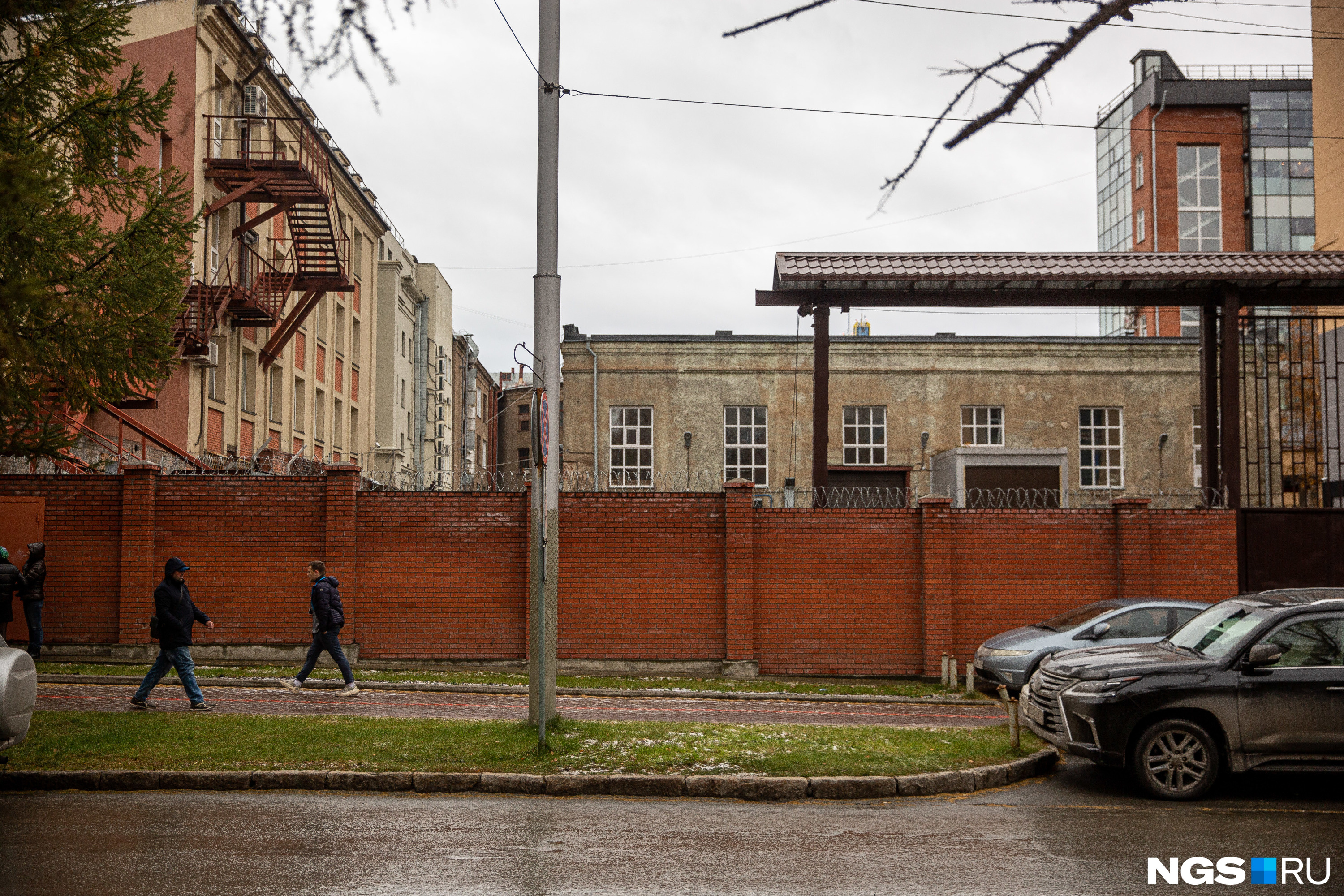 Сейчас территория квартала всё ещё остаётся режимным объектом и доступ внутрь него закрыт Сейчас территория квартала всё ещё остаётся режимным объектом и доступ внутрь него закрыт