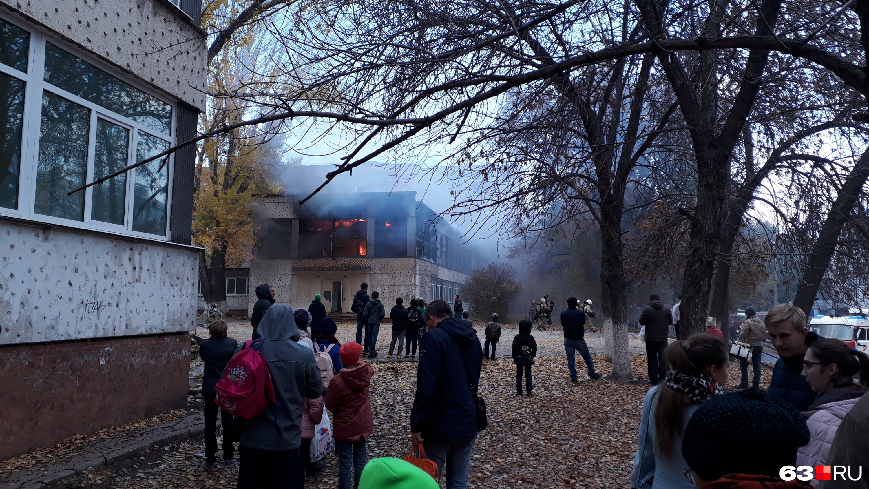 Вокруг горящего здания собрались местные жители