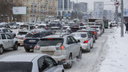 «Меняю "Тойоту" на метлу»: новосибирцы застряли на засыпанных дорогах и ищут способы покинуть пробки
