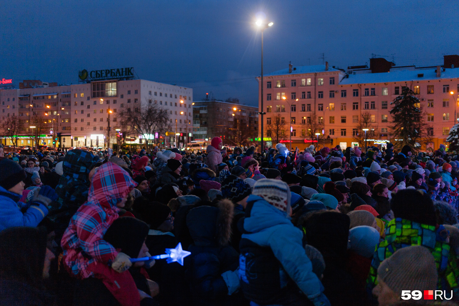 На площади перед Театром-Театром собрались десятки пермяков На площади перед Театром-Театром собрались десятки пермяков