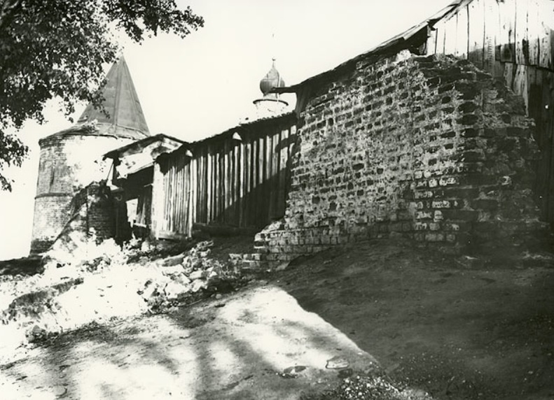 Разобранная северная стена монастыря. Фото 1940-х годов