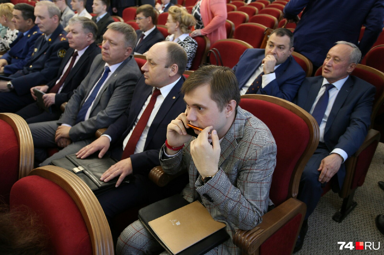 Начальник управления просвещения Минэкологии Виталий Безруков (как всегда в ярком образе) использует последние минуты перед началом послания на телефонные переговоры