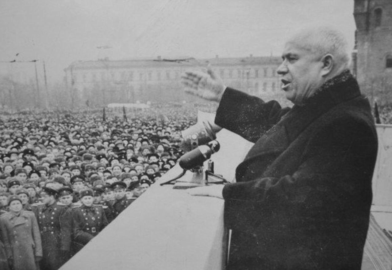 Хрущев выступает в городе Горьком на площади Минина