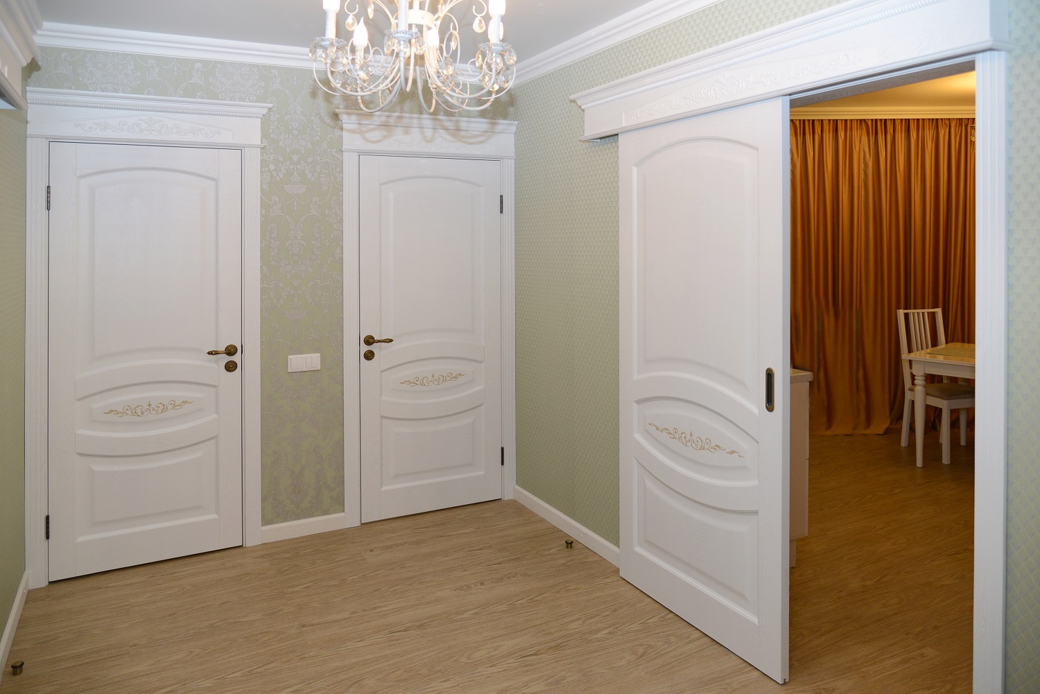 В новосибирске двери в квартиру. Двери в классическом стиле. Светлые двери в интерьере. Белые межкомнатные двери в интерьере. Двери межкомнатные светлые.