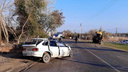 На встречке врезался в автокран: на юге Волгограда полиция и МЧС устраняют последствия тройного ДТП