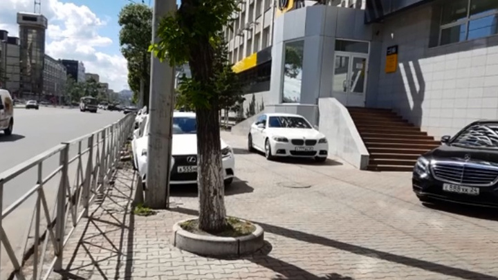 Владельцы дорогих авто устроили парковку на тротуаре на Карла Маркса