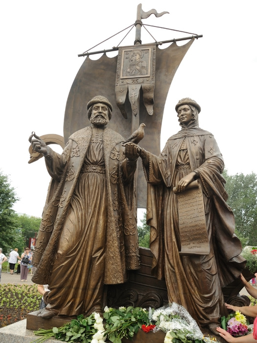 Памятник Петру и Февронии стоит в Екатеринбурге возле Храма на Крови