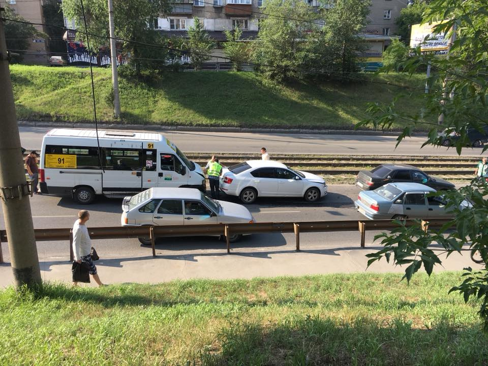 У маршрутки в аварии помяло капот У маршрутки в аварии помяло капот