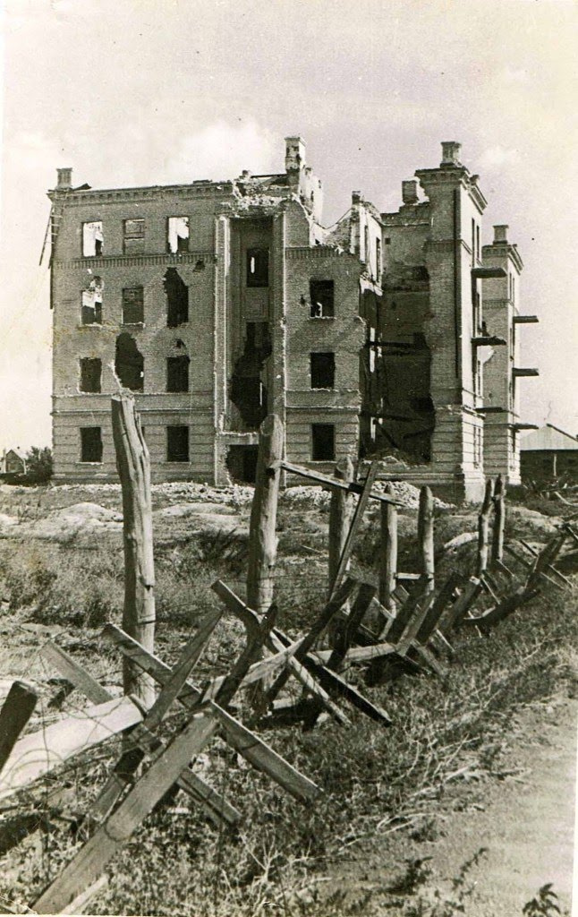 Дом на Крепильной, 130 в войну был разрушен, но впоследствии восстановлен