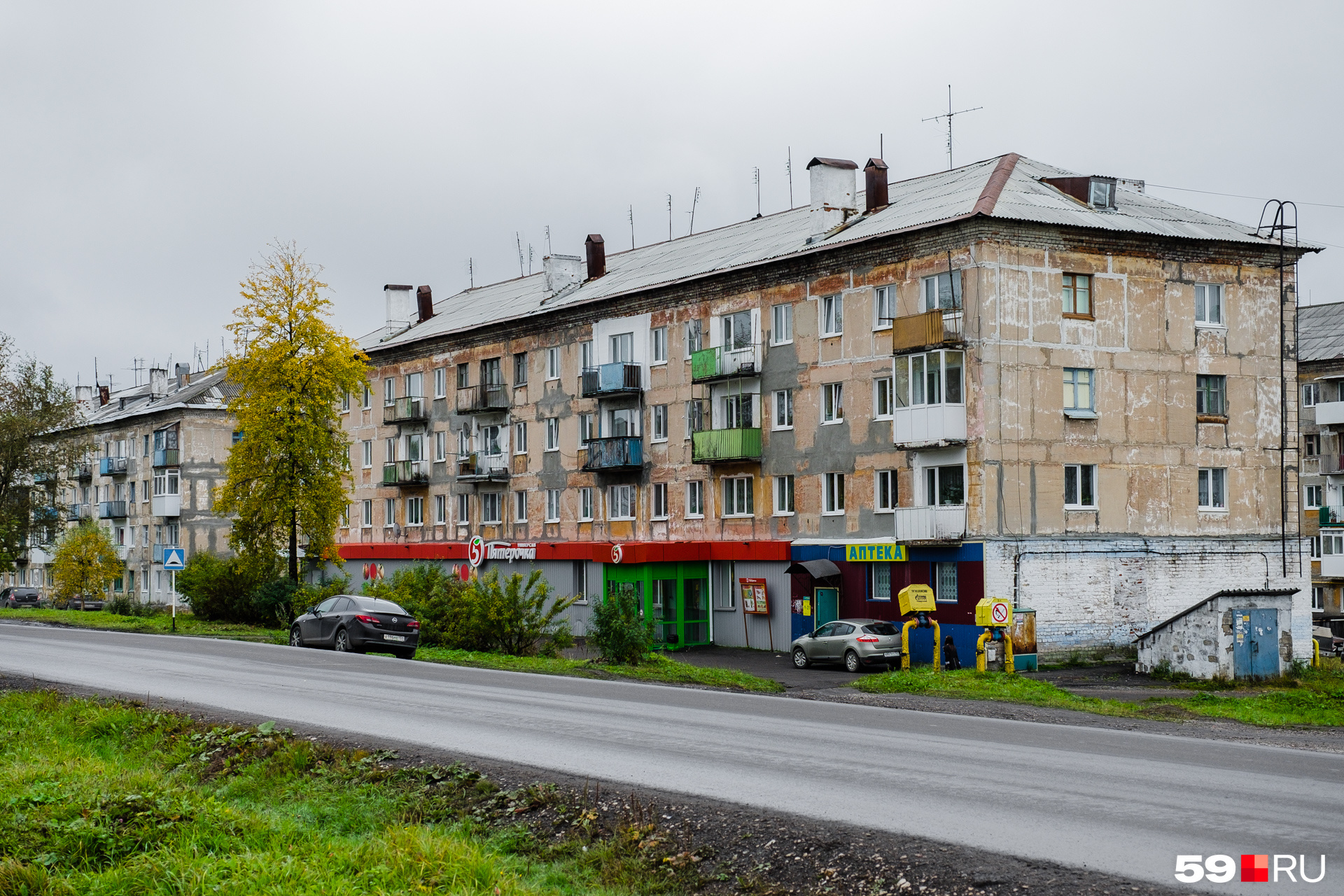 На центральных улицах города — довольно много магазинов На центральных улицах города — довольно много магазинов