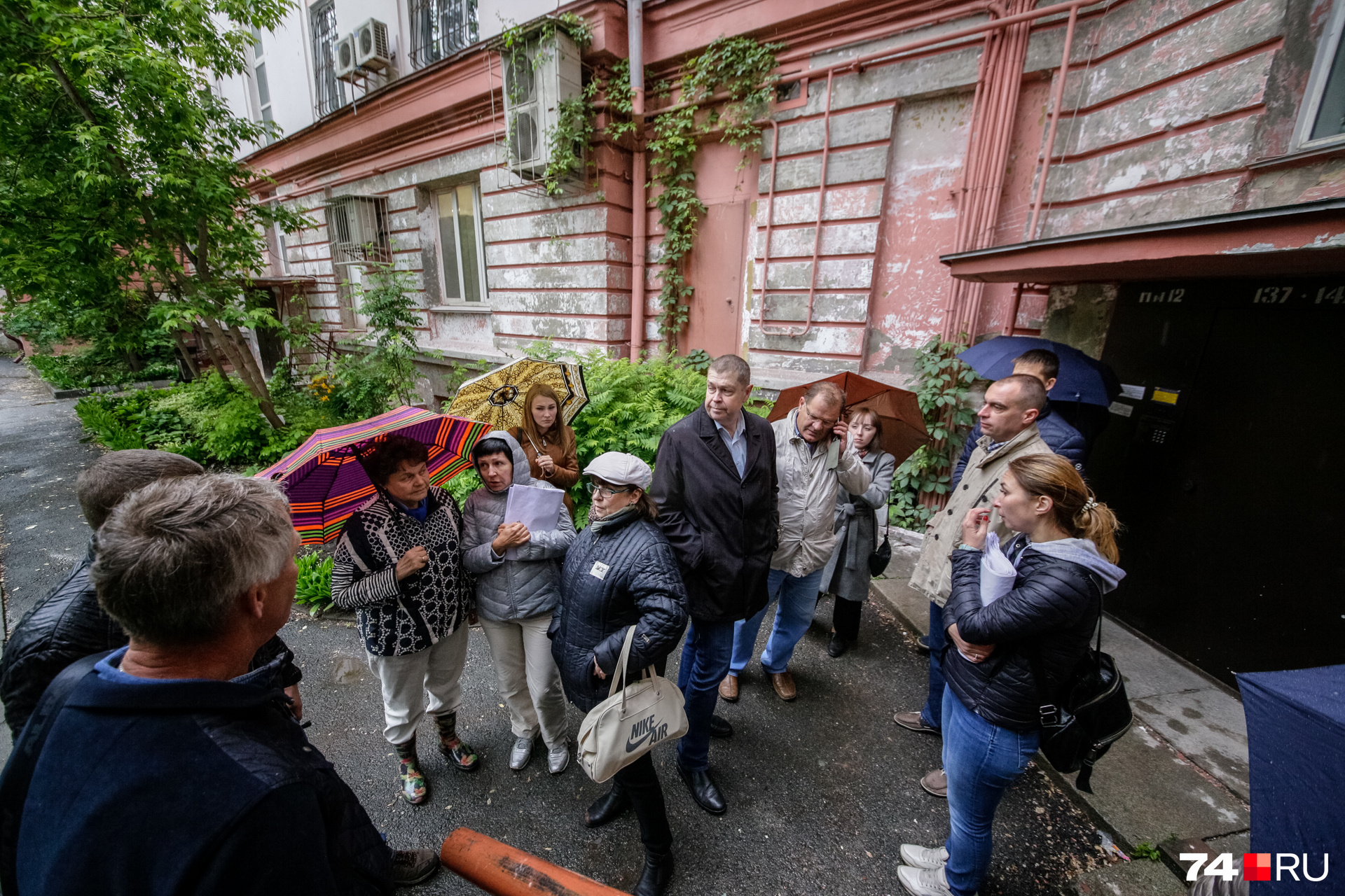 Сегодня представители регоператора и компании-подрядчика приехали, чтобы поговорить с возмущёнными жителями Сегодня представители регоператора и компании-подрядчика приехали, чтобы поговорить с возмущёнными жителями