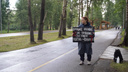 «Охранник вызвал полицию»: красноярка провела второй одиночный пикет в поддержку сестер Хачатурян