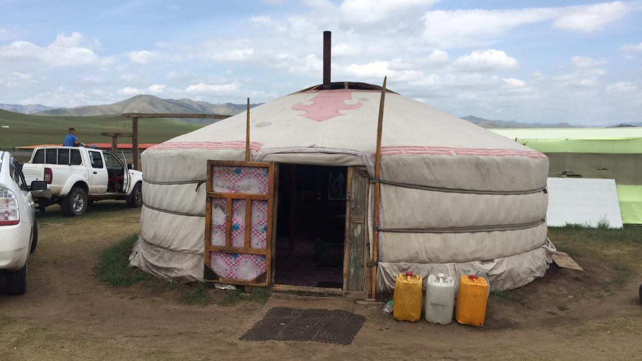 Монголы предлагают путешественникам пообедать в настоящих в юртах