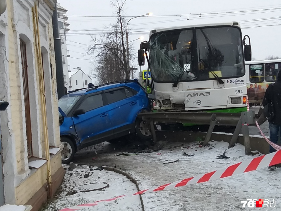 По вине неуправляемого автобуса в ДТП угодил ещё один ЛиАЗ и несколько автомобилей