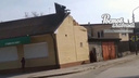 В Ростове ураганный ветер сорвал крышу здания