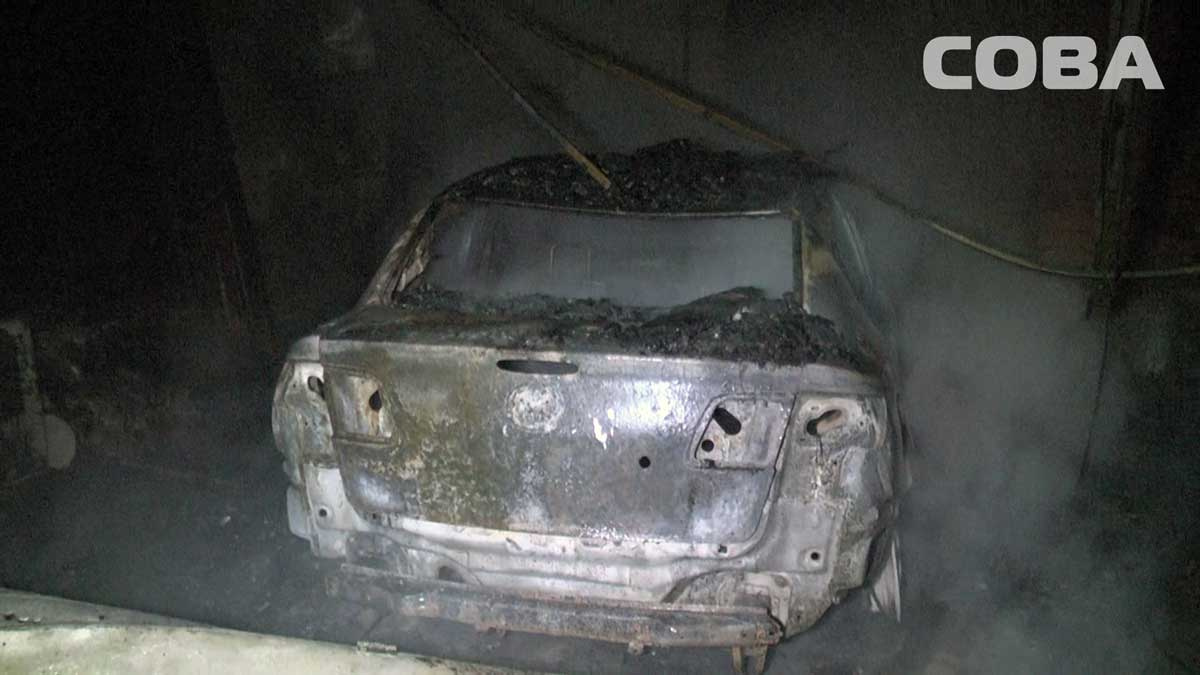 Огонь уничтожил припаркованную в гараже машину