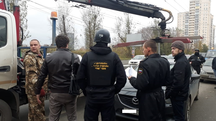 В центре Екатеринбурга судебные приставы арестовали у неплательщиков дорогие иномарки