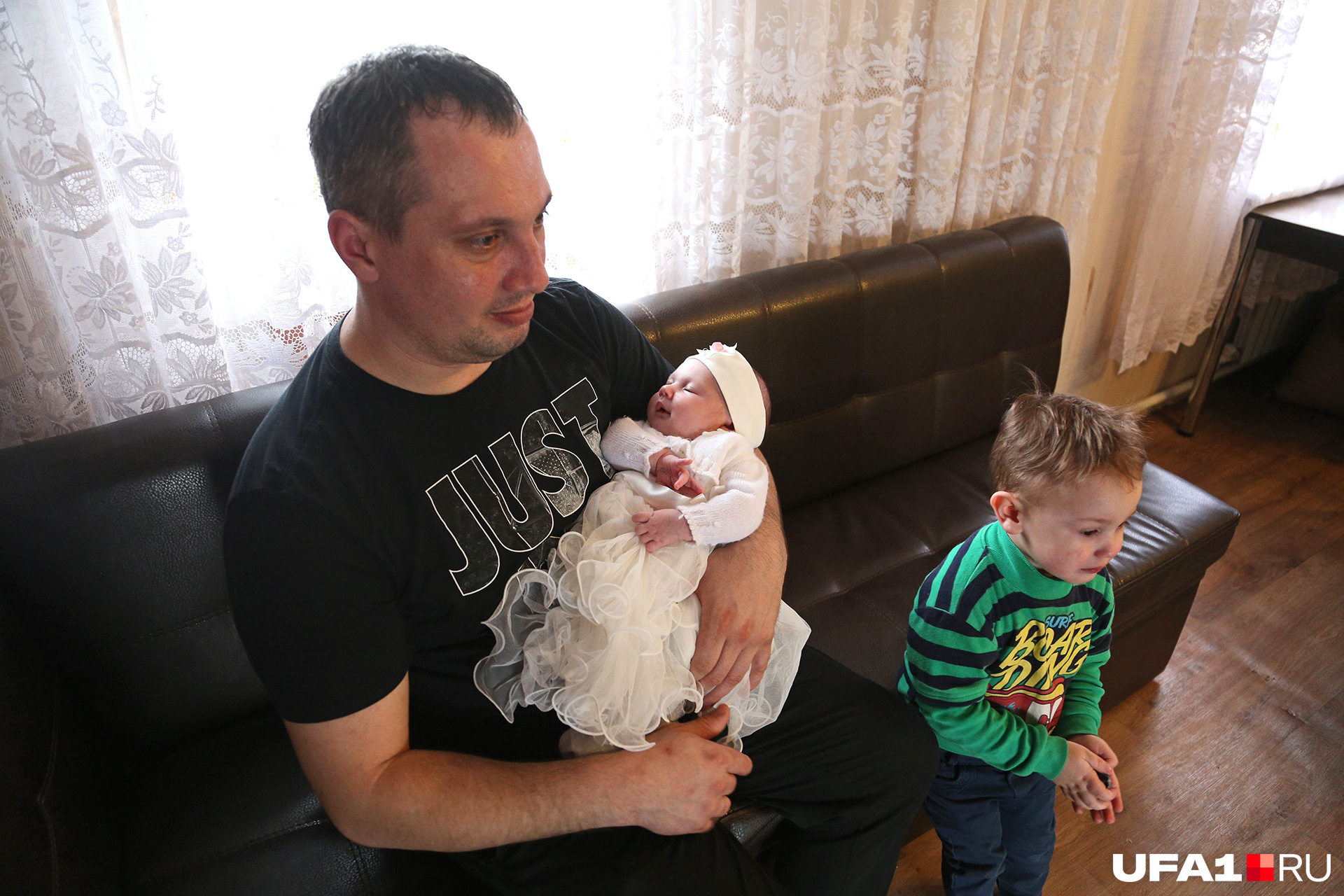 Вячеслав отлично управляется и с младенцами, и с детьми постарше — любой отец позавидует Вячеслав отлично управляется и с младенцами, и с детьми постарше — любой отец позавидует