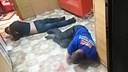 Засидевшиеся в сауне посетители напали на ГБР — бойцы уложили их на пол и сняли на видео