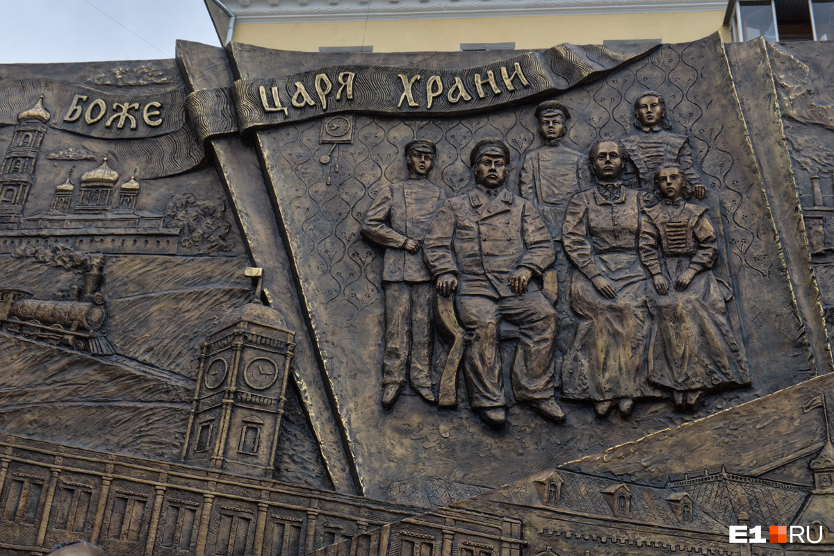 барельеф победы. барельеф парад победы из чего сделан. мемориал барельеф на широкореченском кладбище екатеринбург. барельеф великая отечественная война. барельеф война.