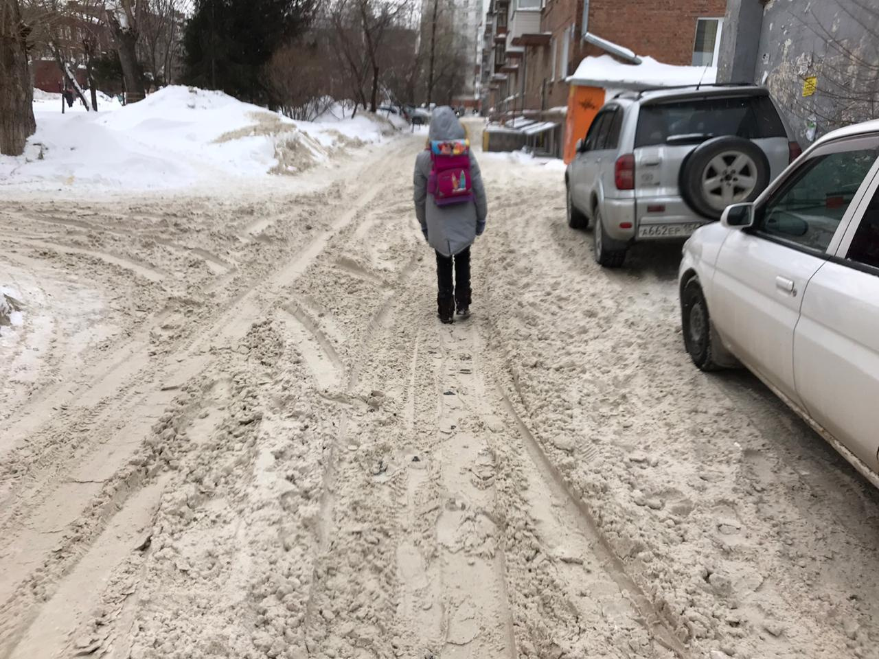 По словам жительницы дома по улице проспект Карла Маркса, 11, прилегающий двор чистит управляющая компания, а вокруг снег остаётся<br>