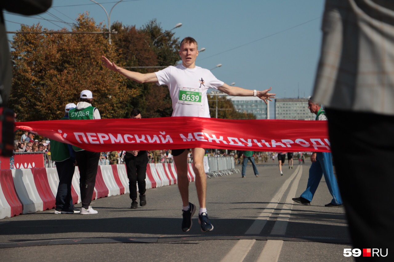 Победителем забега на три километра стал пермяк Андрей Менякин
