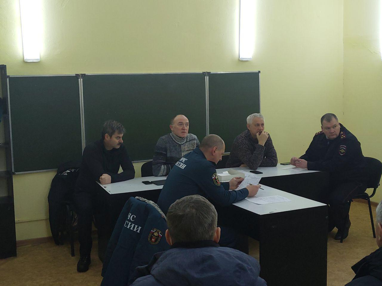 Обсуждается план действия на сегодня на месте обрушившегося подъезда Обсуждается план действия на сегодня на месте обрушившегося подъезда