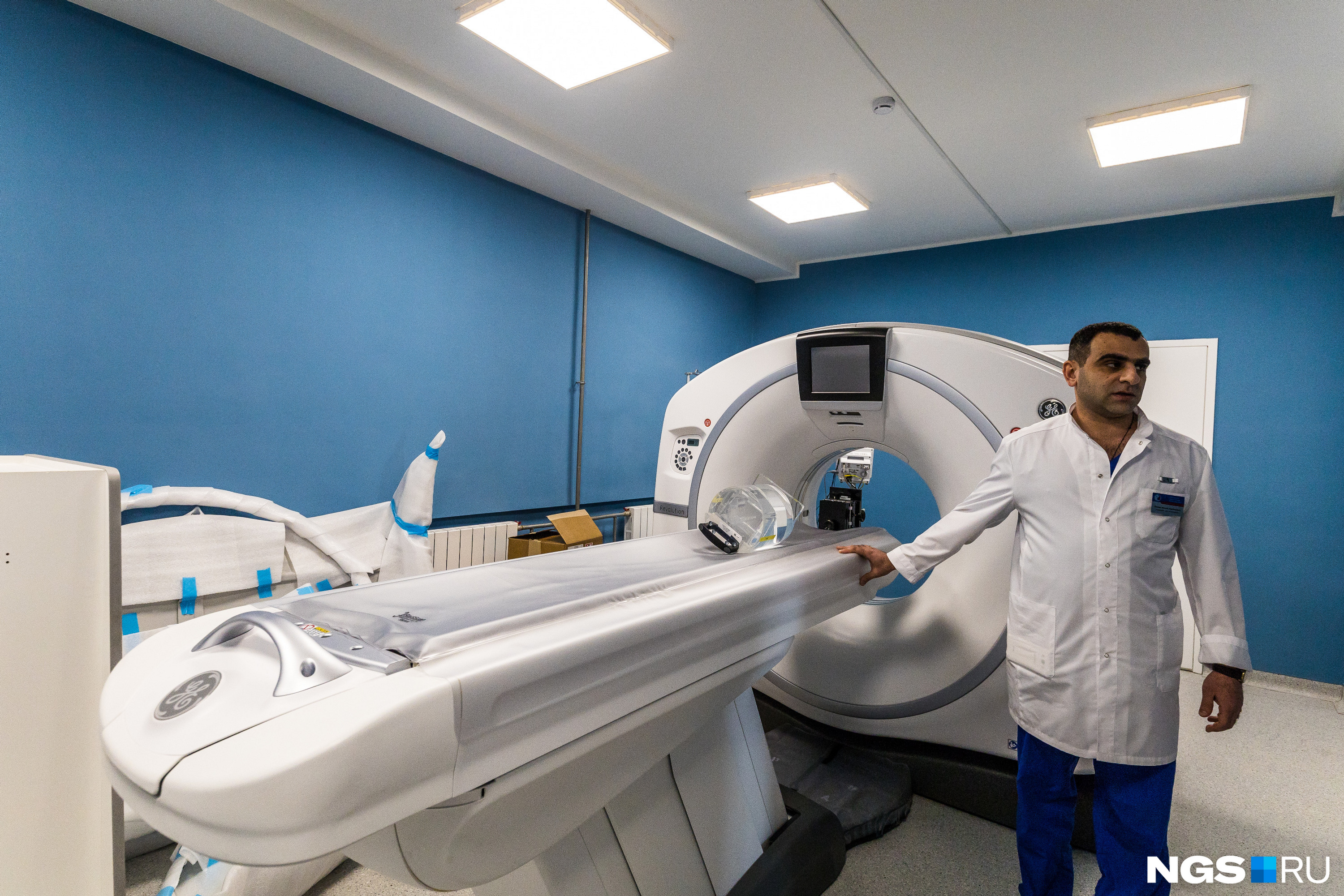 Заведующий центром показывает томографы