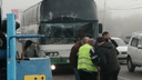 «От удара растрескалось лобовое стекло»: на юге Волгограда столкнулись автобус и хлебовозка
