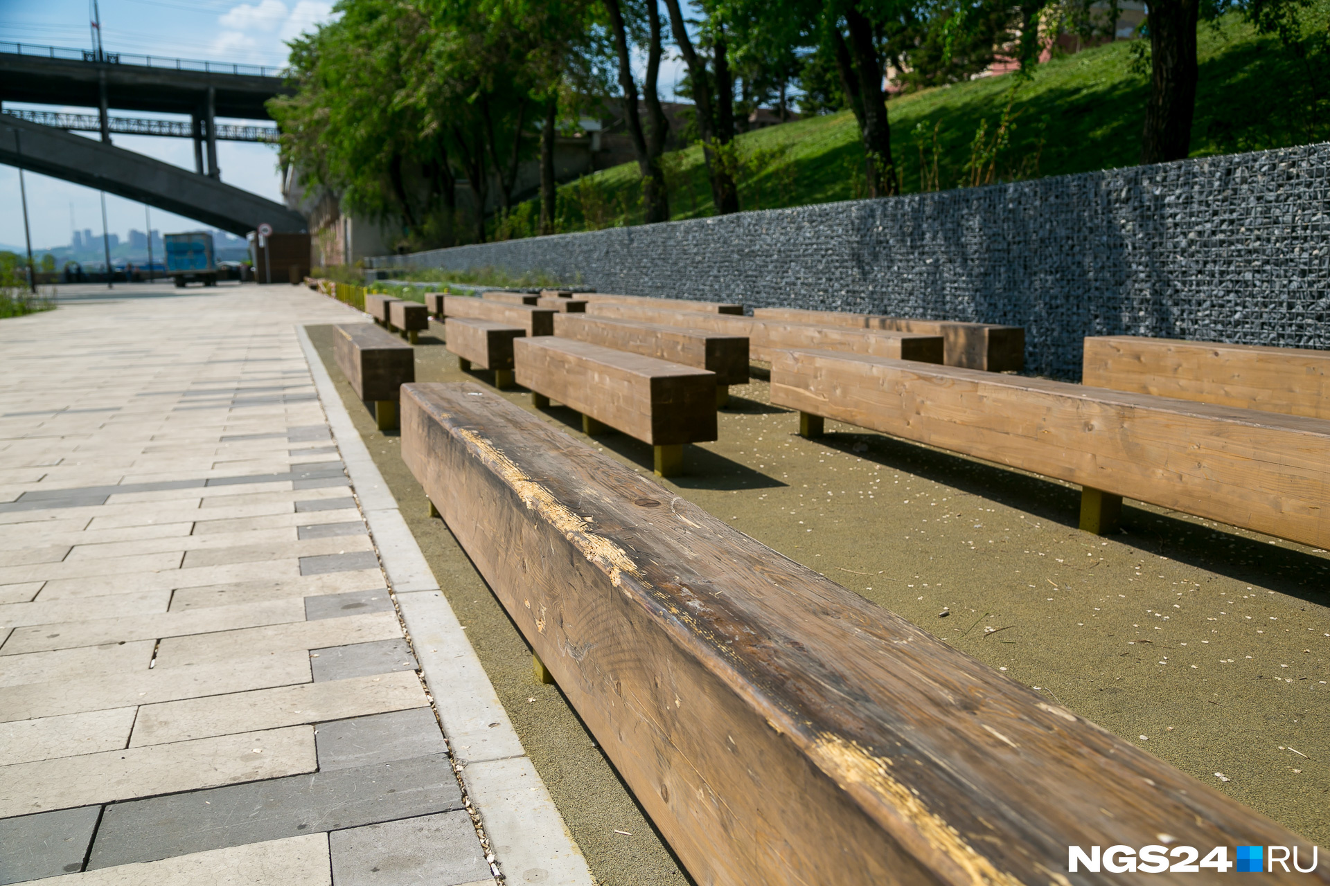 Необычные скамейки, подпорные стены из камней чем-то напоминают пейзажи Японии: минимализм, простота форм