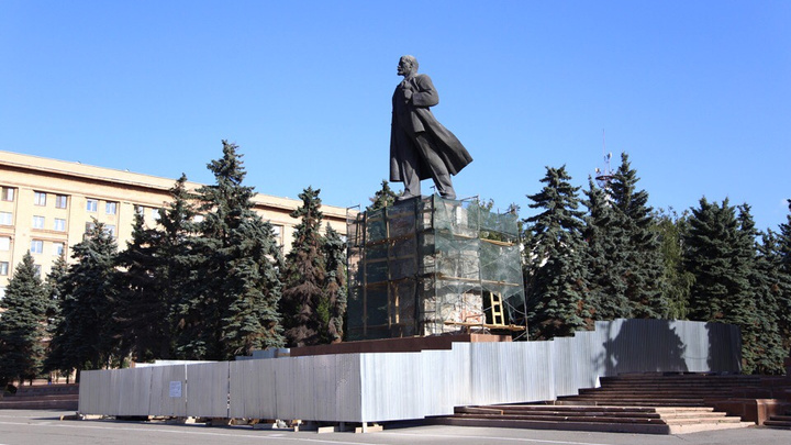 «Придётся сушить»: рабочие возобновили ремонт памятника Ленину в Челябинске