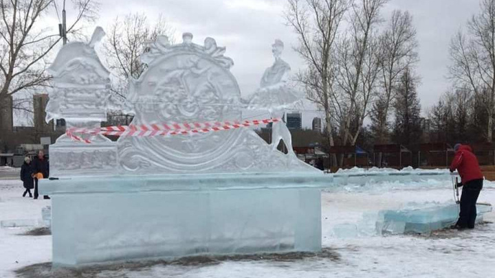 Из-за аномального тепла в Красноярске раньше срока решили снести ледяные горки и скульптуры