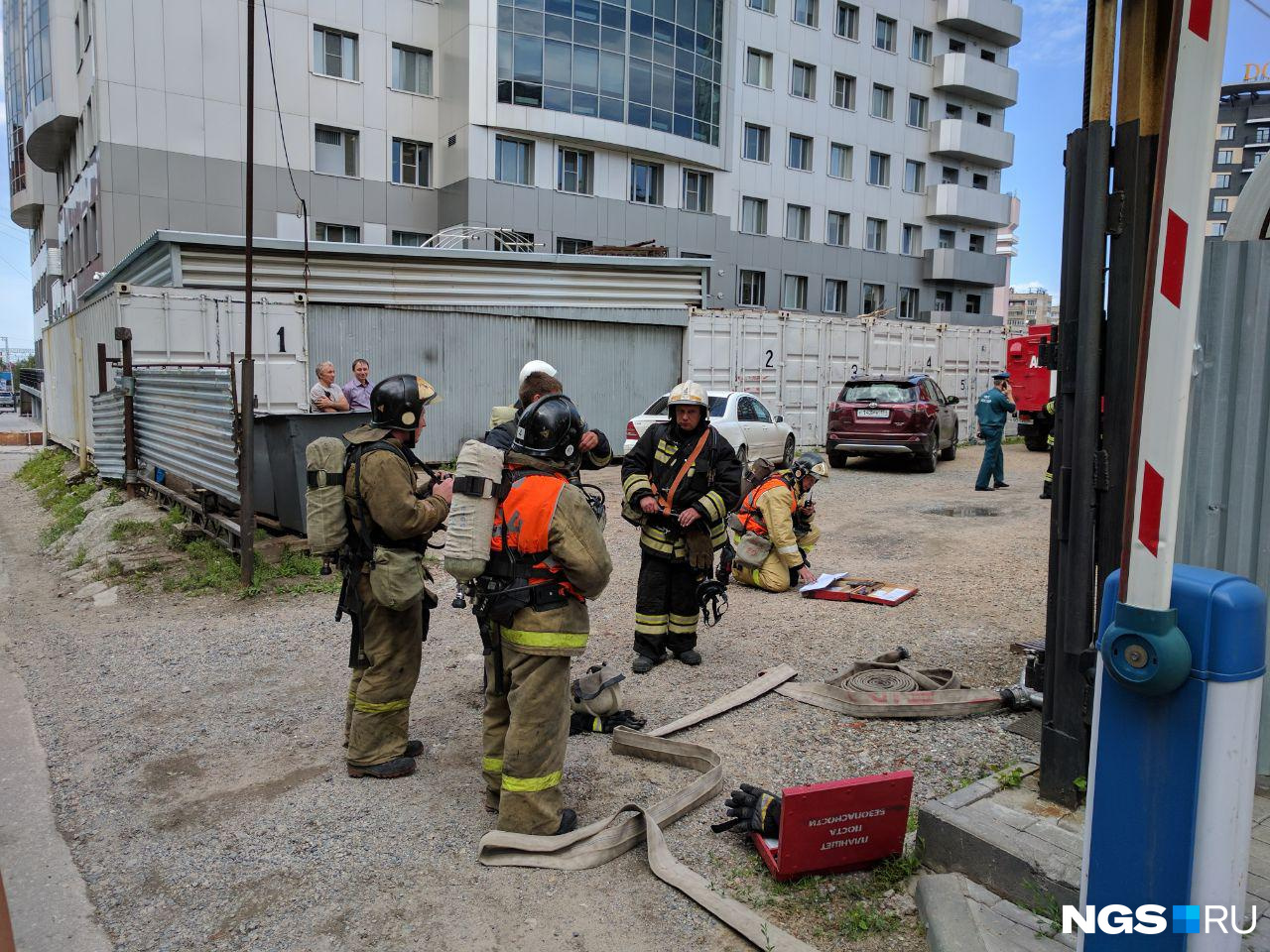 Пожарные у служебного въезда на территорию «Красного факела» Пожарные у служебного въезда на территорию «Красного факела»