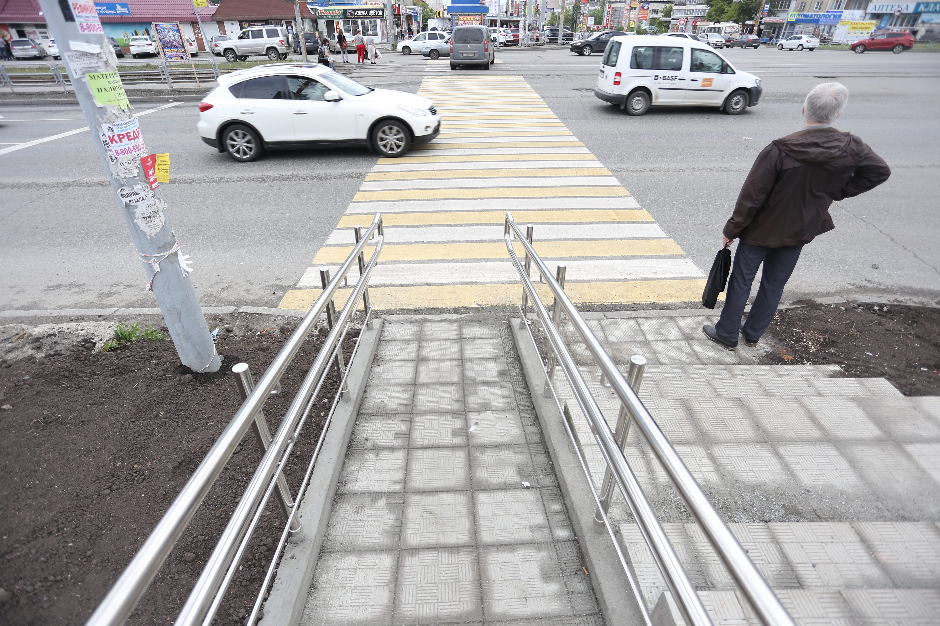 На оживлённом перекрёстке в Курчатовском районе починили ступеньки и съезд к «зебре»