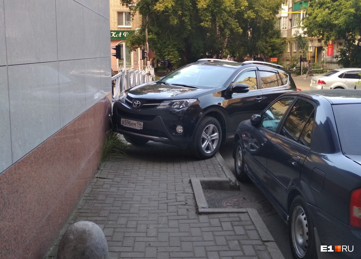 Автохамы в москве сегодняшний. Автохам волгоград. Интересный выборг автохамы. Припарковался на переходе и мешает скорой. Интересные события в выборге происшествия.