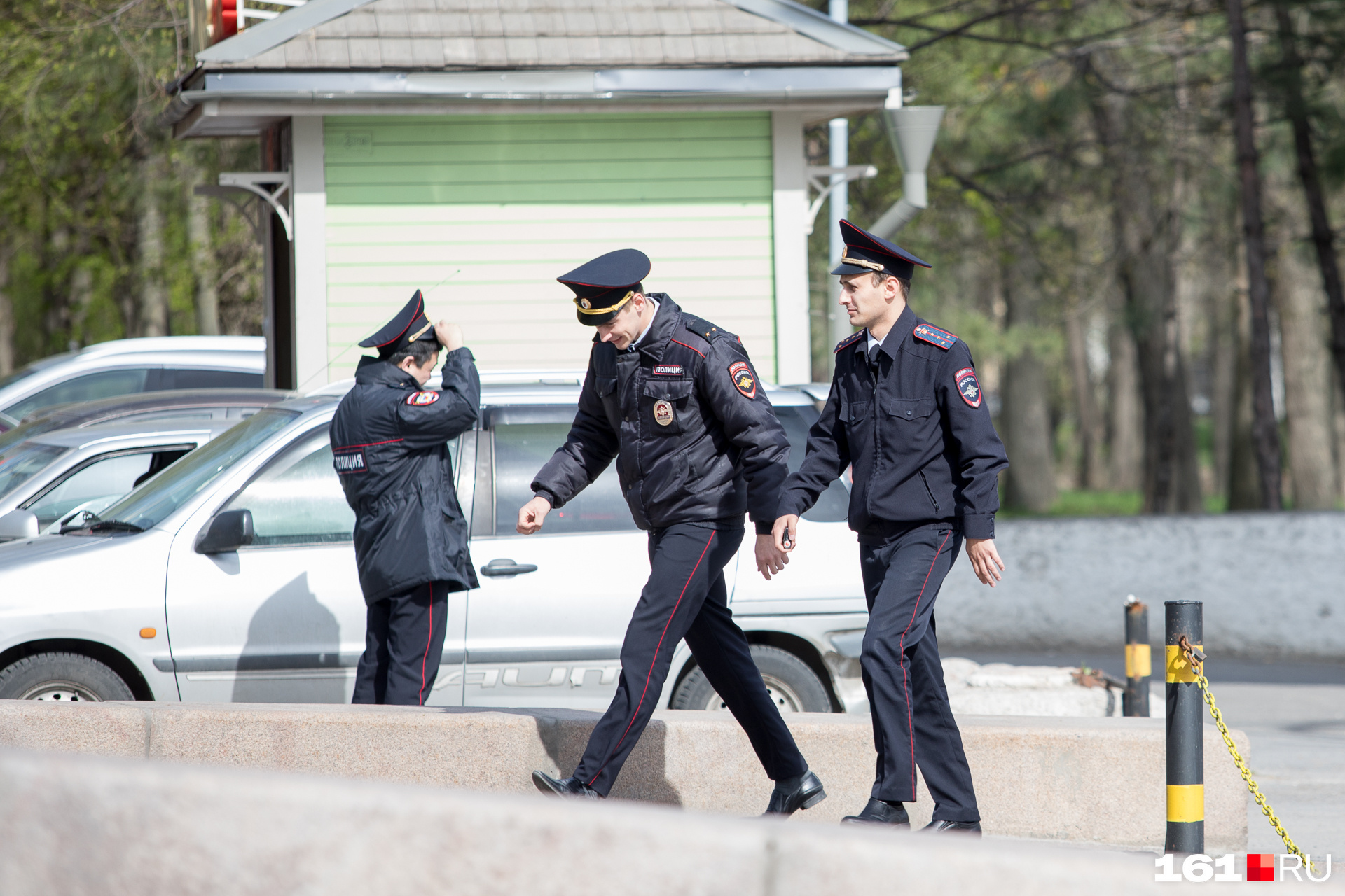 Полицейский адрес. Полиция на вокзале Ростов на Дону. Иностранная полиция задерживает.