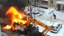 «Угрожал соседним машинам»: в челябинском дворе сгорел экскаватор