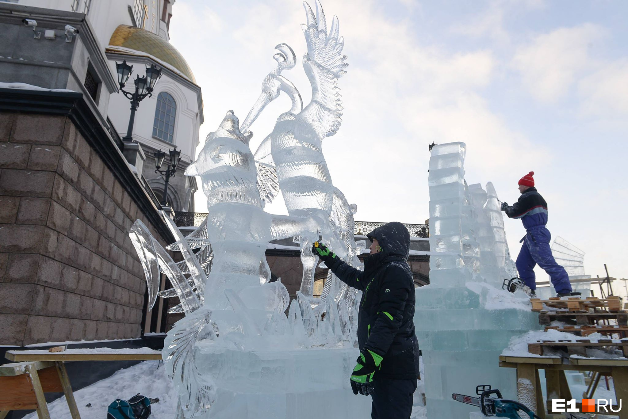 Екатеринбург ледяные скульптуры у храма. Храм на крови фестиваль ледовых скульптур. Скульптуры ледяные около храма на крови 2023. Екатеринбург, конкурс "Вифлеемская звезда" ледяные скульптуры. Ледовые скульптура - колокольня.