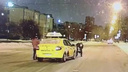 В Екатеринбурге машина такси сбила девочку, которая бежала на остановку: ДТП попало на видео