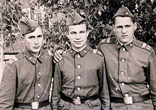 Михаил Федорук (в центре) вместе с товарищами