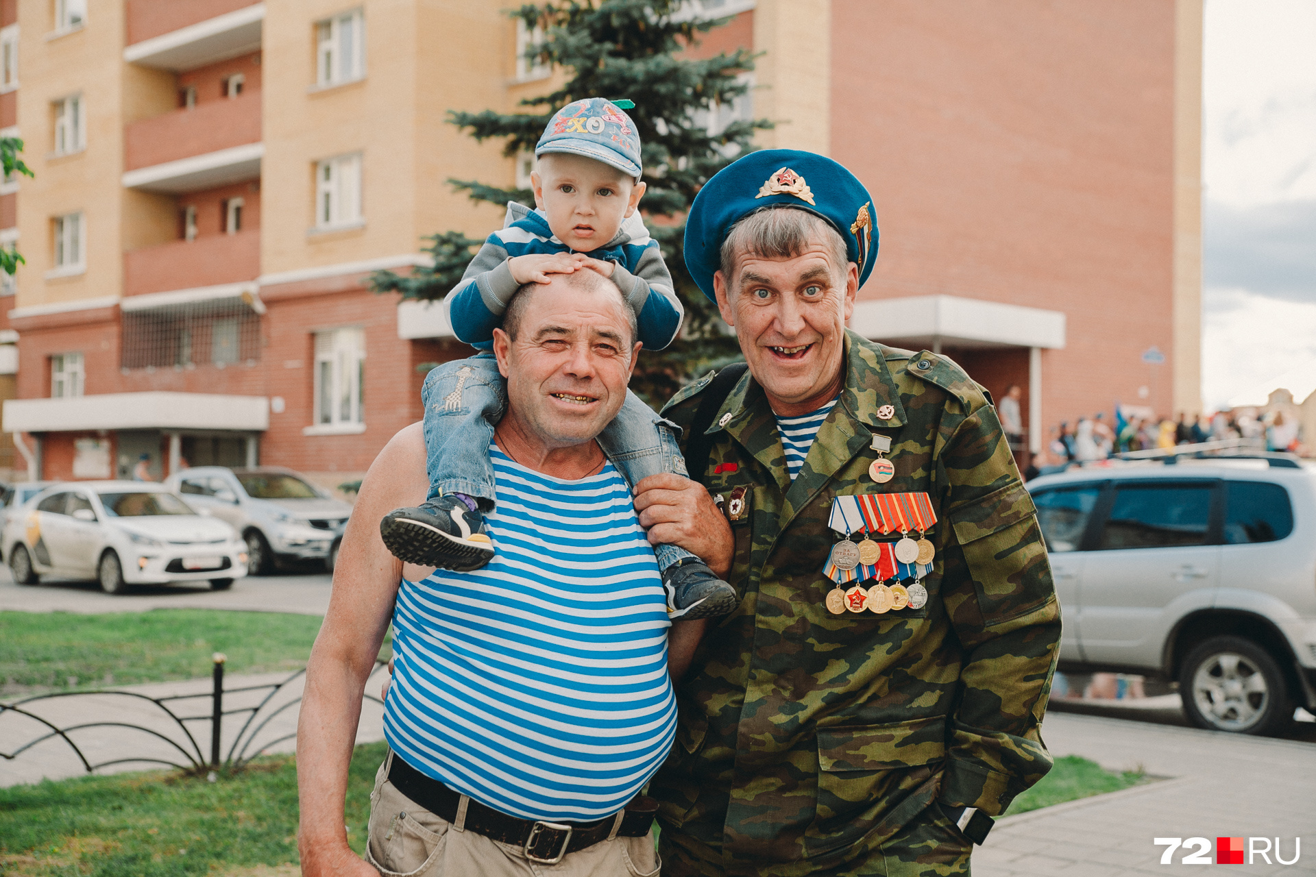 Сегодня по всей России отмечают День Воздушно-десантных войск. Многие тюменцы признались, что после сквера поедут за город на шашлыки или отправятся на прогулки в центр Сегодня по всей России отмечают День Воздушно-десантных войск. Многие тюменцы признались, что после сквера поедут за город на шашлыки или отправятся на прогулки в центр