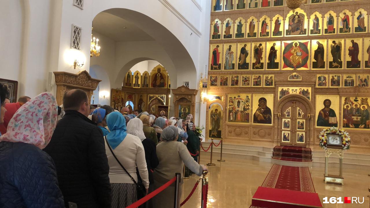 В храме уже собралось немало желающих увидеть патриарха В храме уже собралось немало желающих увидеть патриарха