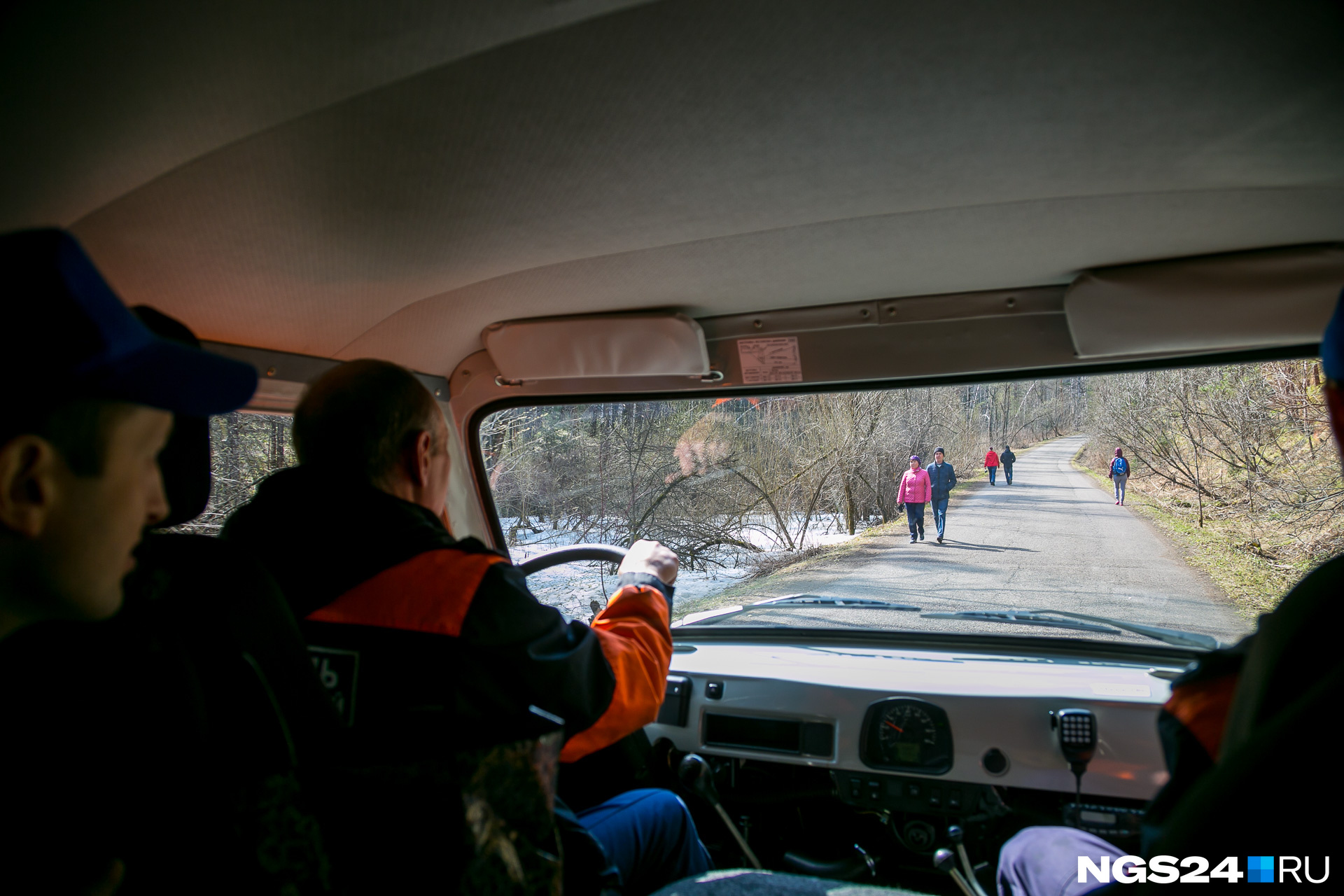 «Вчера на них отрабатывали эвакуацию обездвиженных людей. Залазили внутрь, крепили человека, вытягивали», — рассказывают спасатели, пока мы ждем служебную машину. На острове же проходят и тренировки для водолазов
