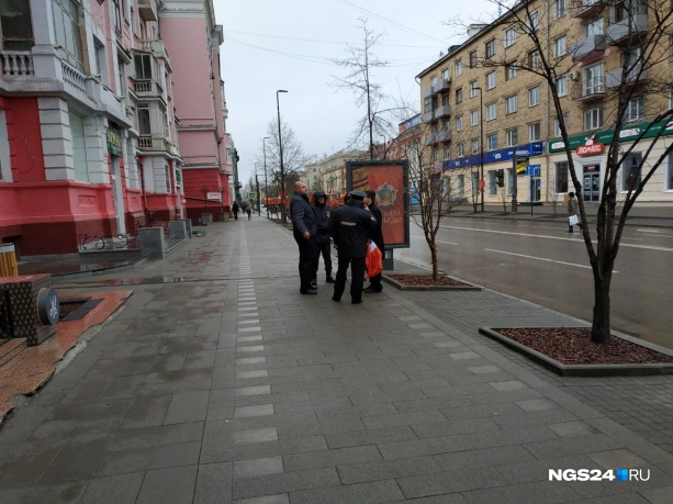 Спустя несколько минут Руслана и его друга отпустили. Спустя несколько минут Руслана и его друга отпустили.