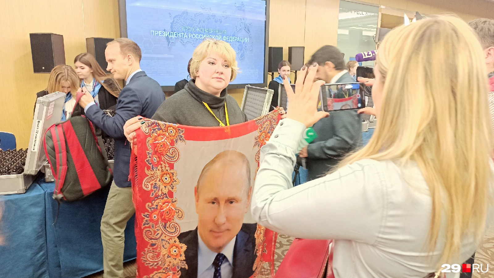 Ну как тут не вспомнить Якубовича? Журналистка из Павловского Посада Анна Сумица привезла президенту вот такой платок Ну как тут не вспомнить Якубовича? Журналистка из Павловского Посада Анна Сумица привезла президенту вот такой платок