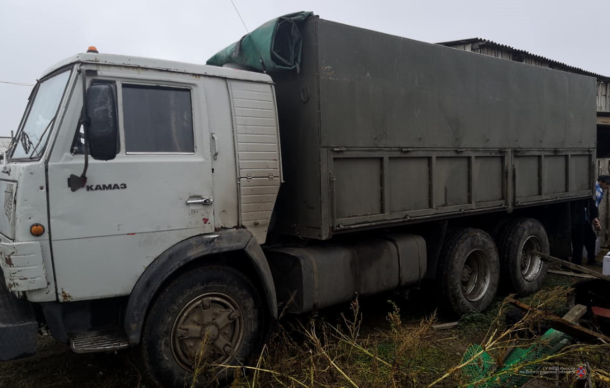 КАМАЗ с паленой водкой злоумышленник спокойно парковал у дома КАМАЗ с паленой водкой злоумышленник спокойно парковал у дома