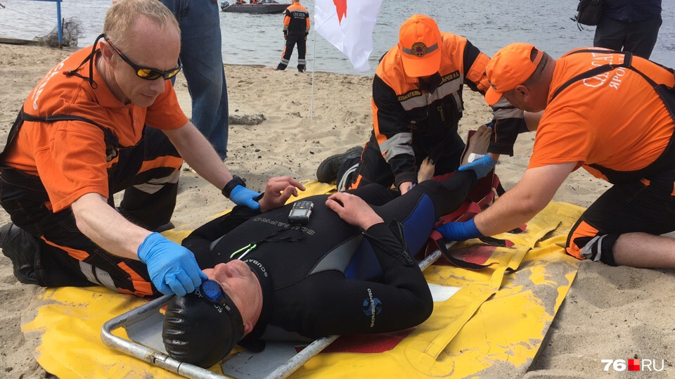 Каждый день на трёх городских пляжах дежурят два спасателя