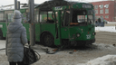 На площади Ленина столкнулись троллейбус и автобус: собралась пробка
