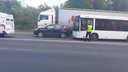 Два человека пострадали при столкновении автобуса и иномарки на Южном шоссе